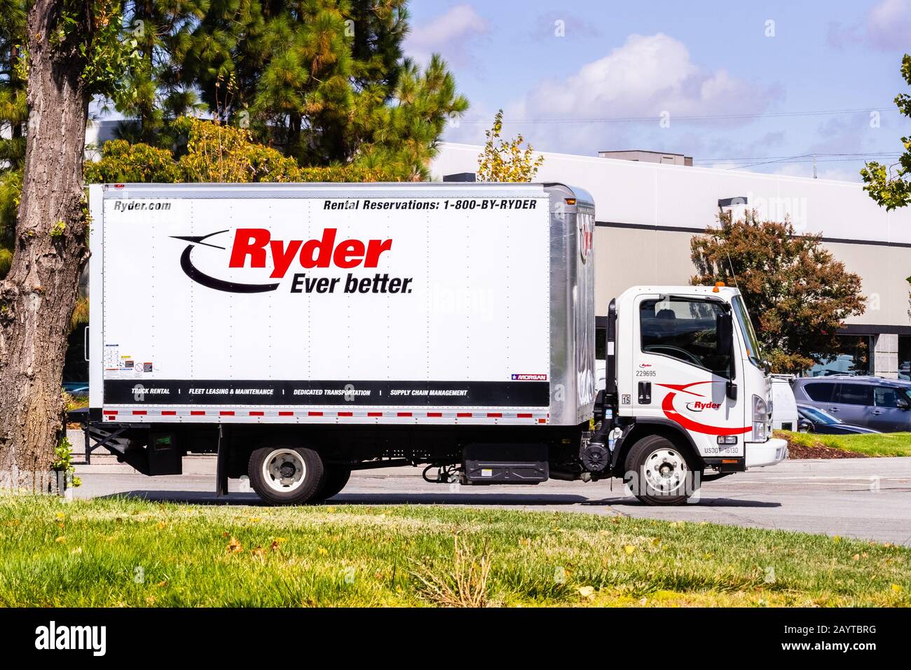 Sep 16, 2019 Fremont / CA / USA - Ryder truck driving on a street in East San Francisco Bay Area; Ryder System, Inc. is an American provider of transp Stock Photo