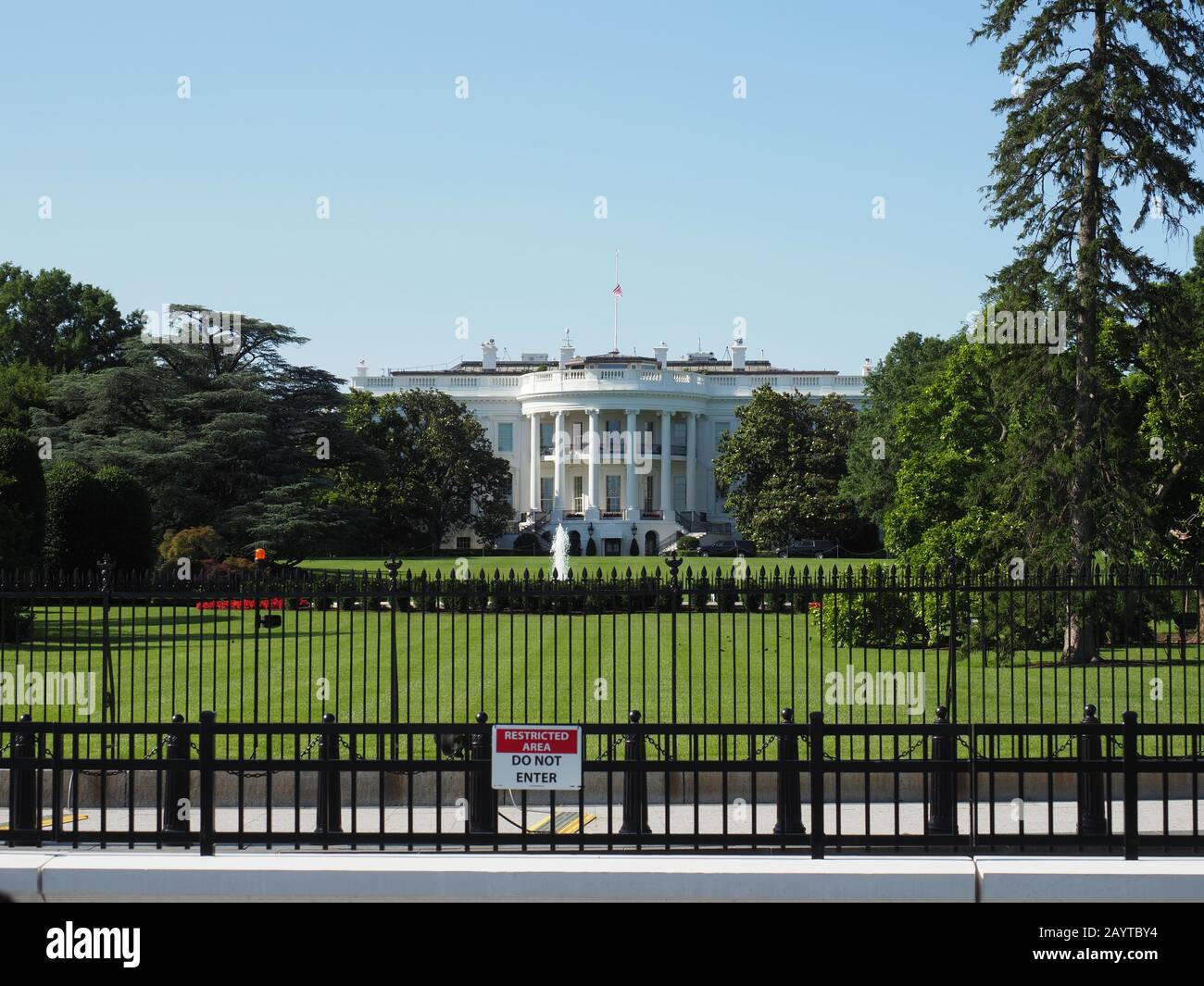 Us flag half mast white house hi-res stock photography and images - Alamy