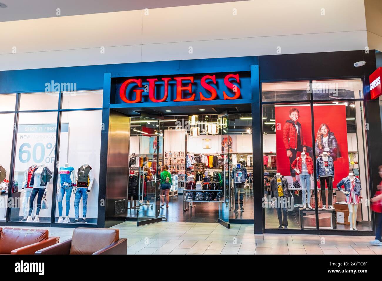 Tilstedeværelse grube Natur Jan 31, 2020 Milpitas / CA / USA - Guess store in a South San Francisco Bay  area mall; Guess (styled as GUESS or Guess?) is an American clothing brand  Stock Photo - Alamy
