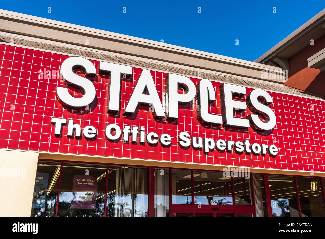 Feb 14 2020 Milpitas Ca Usa Staples The Office Superstore Sign Above The Entrance To One Of Their Locations In San Francisco Bay Area Staples 2AYTDAN 