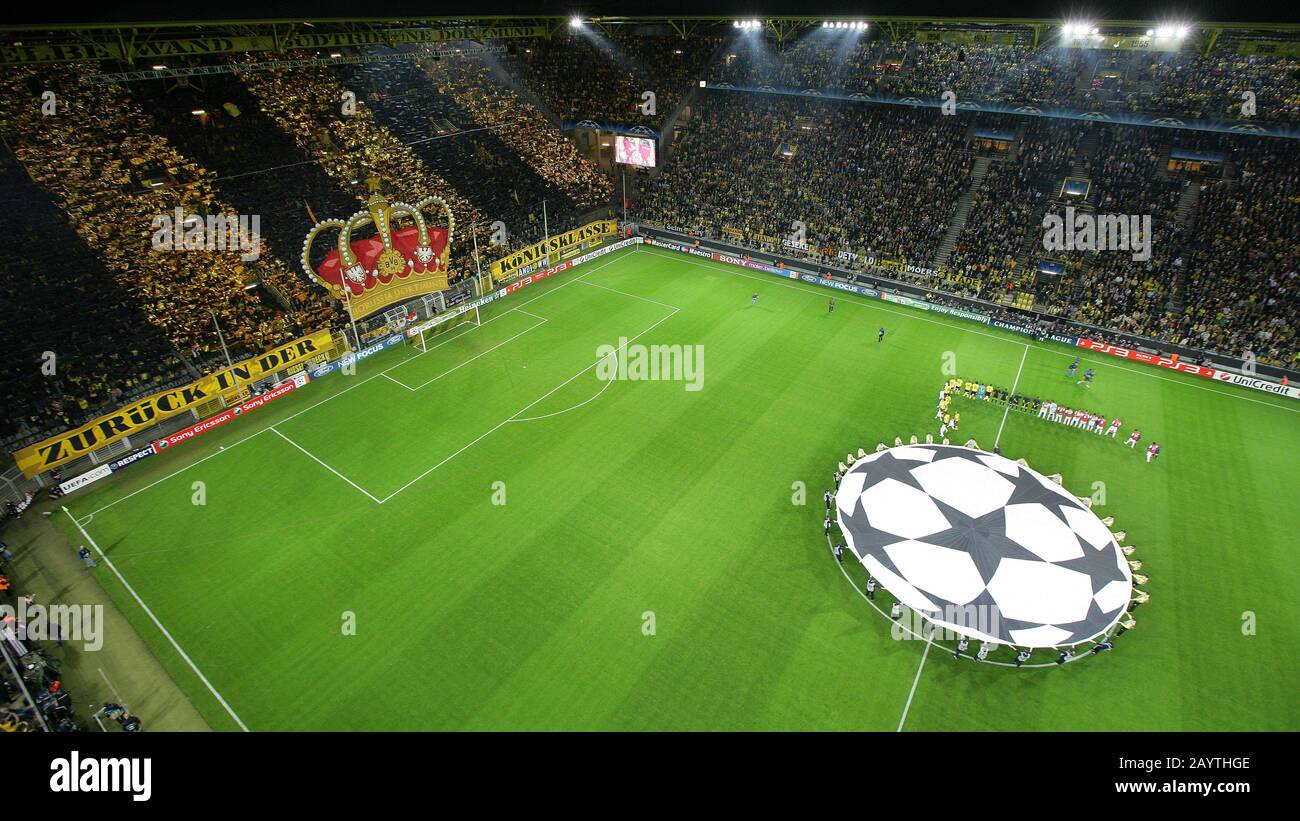 Dortmund, Deutschland. 13th Sep, 2011. firo football, soccer, 13.09.2011 CL, UEFA Champions League, group F, group stage, season 2010/2011 BVB, Borussia Dortmund - Arsenal London 1: 1 general, depository, background, view from the roof, view from above, overview, overview, Champions League Logo Ball, teams' entry, Arsenal, BVB, choreography, choreography, choreography, back back in the king class, king class, fans | usage worldwide Credit: dpa/Alamy Live News Stock Photo