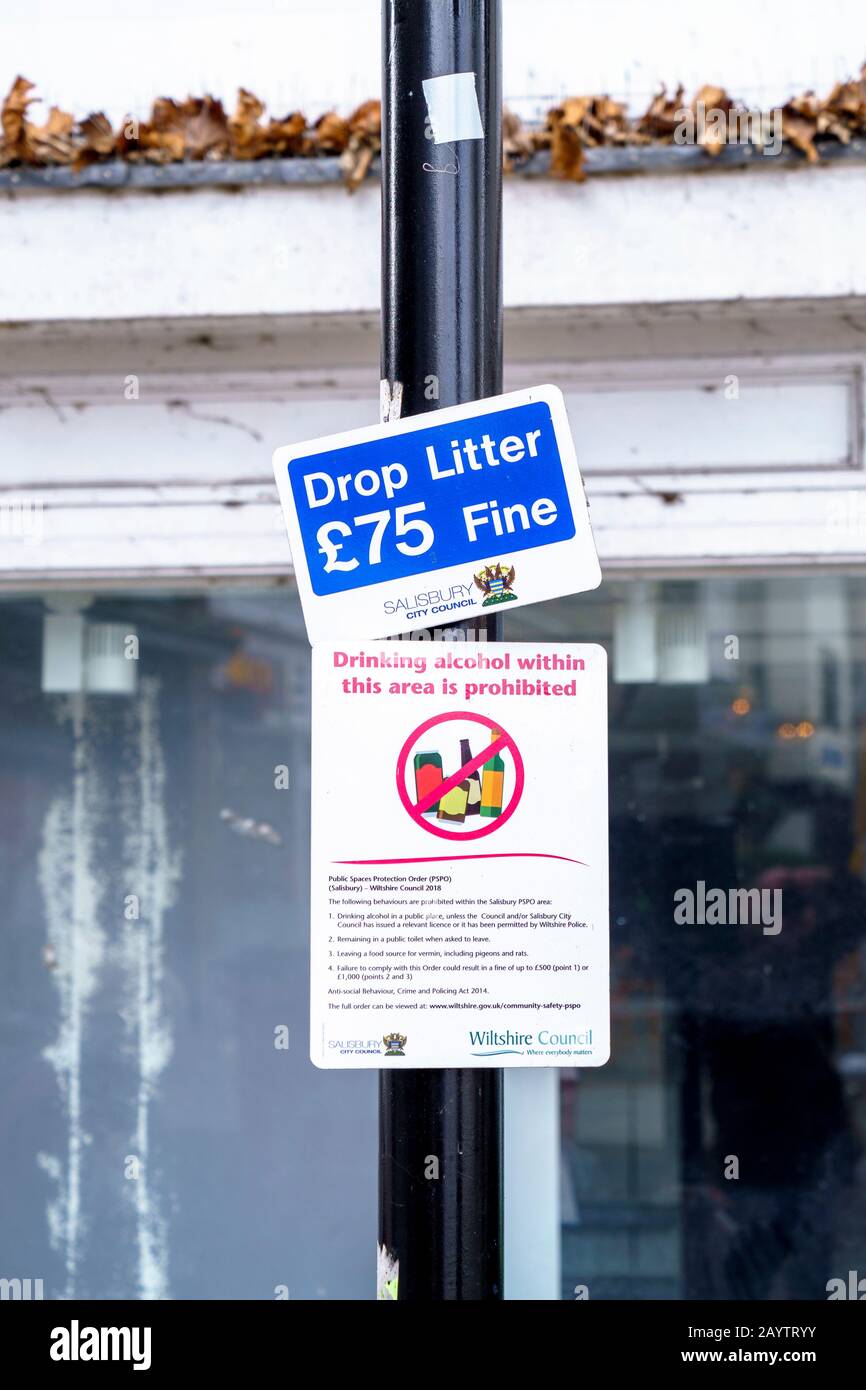 Public information signs relating to the dropping of litter and alcohol ban on black metal post Stock Photo