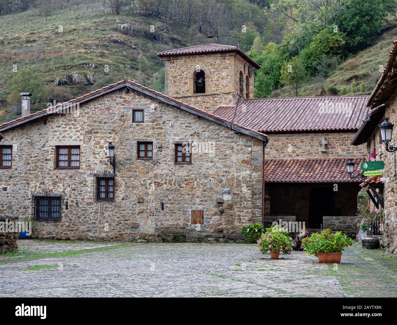 iglesia de Santa Maria, del siglo XVII,, Bárcena Mayor, Conjunto Histórico - Artístico, parque natural del Saja-Besaya, Cantabria, Spain. Stock Photo