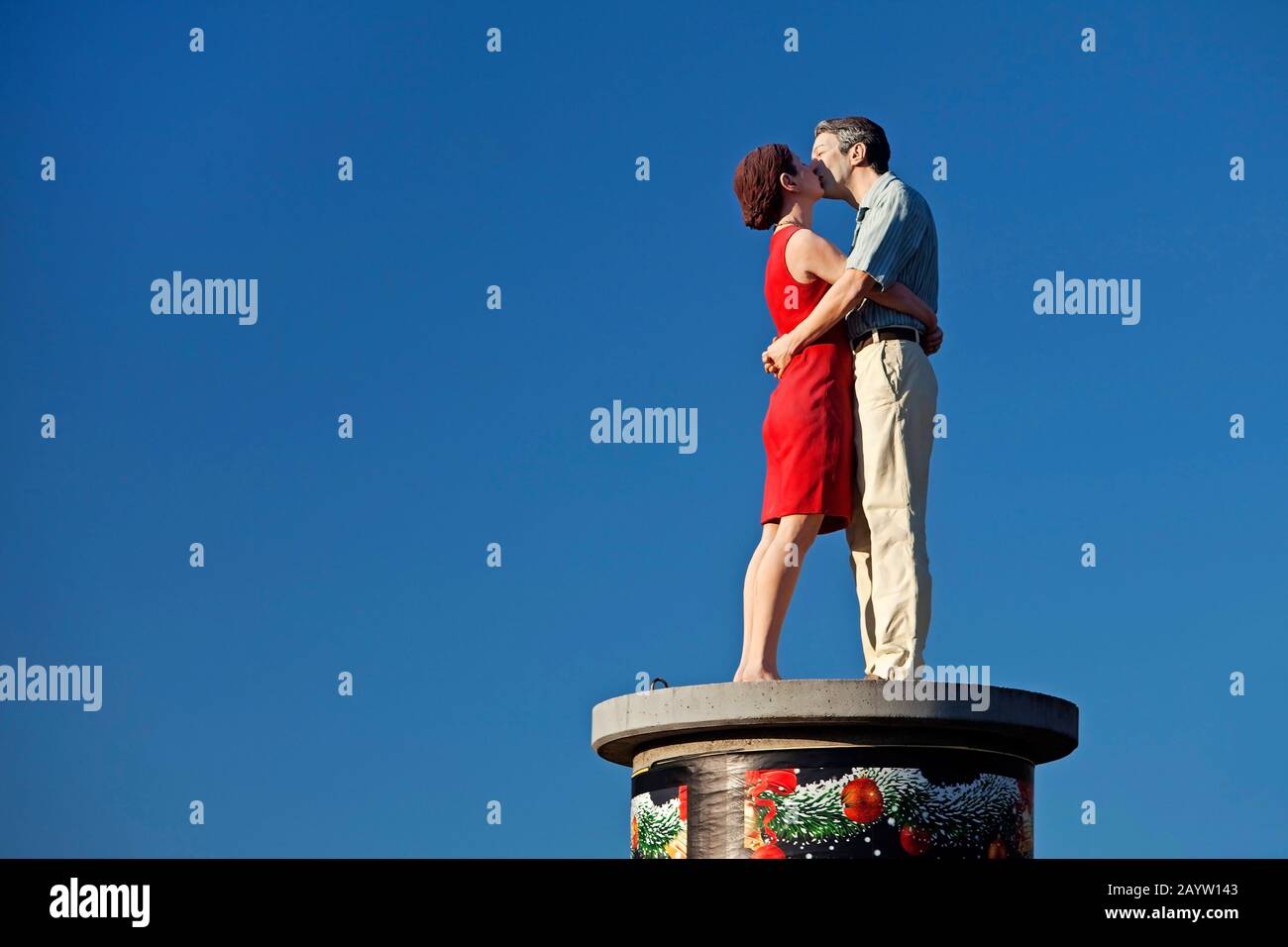 stylite kissing couple II on the top of an advertising column, Germany, North Rhine-Westphalia, Lower Rhine, Dusseldorf Stock Photo