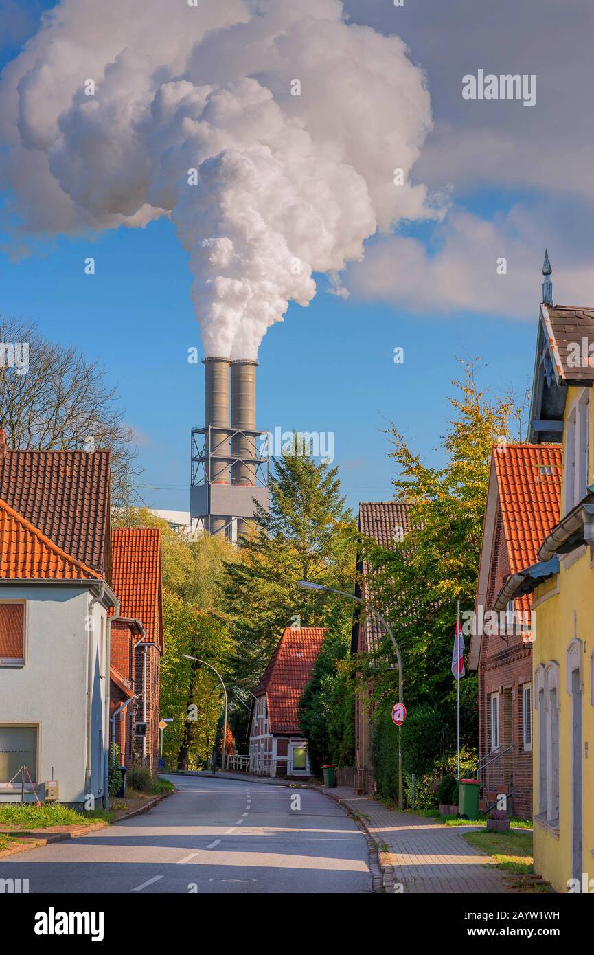 village road and Moorburg power station with plume, Germany, Hamburg, Moorburg Stock Photo