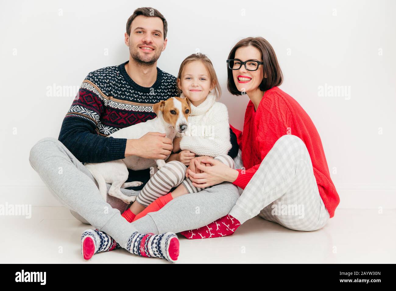 Mum dad daughter dog hi-res stock photography and images - Alamy