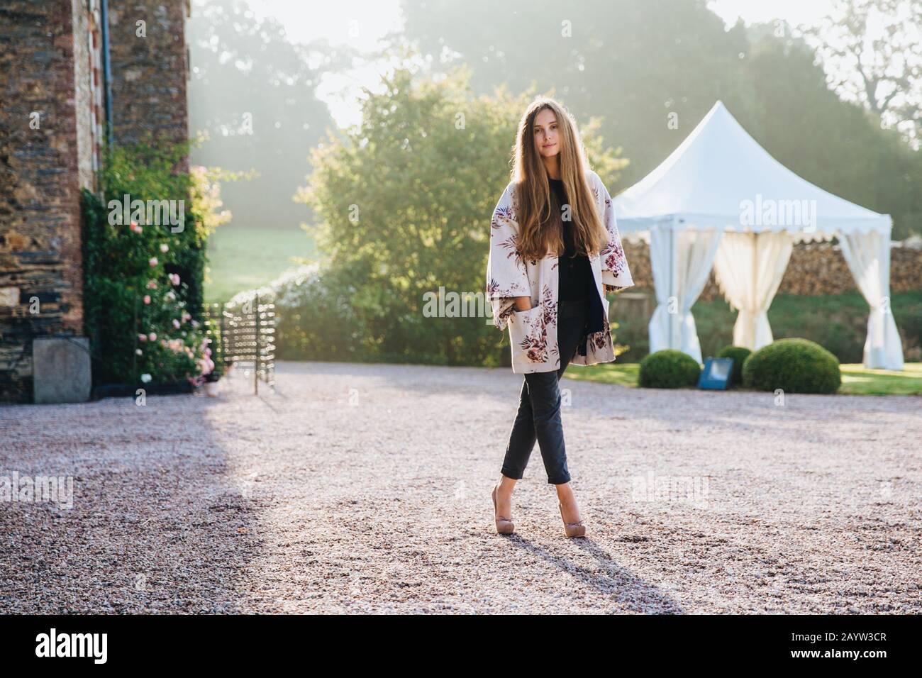 Very tall woman hi-res stock photography and images - Alamy