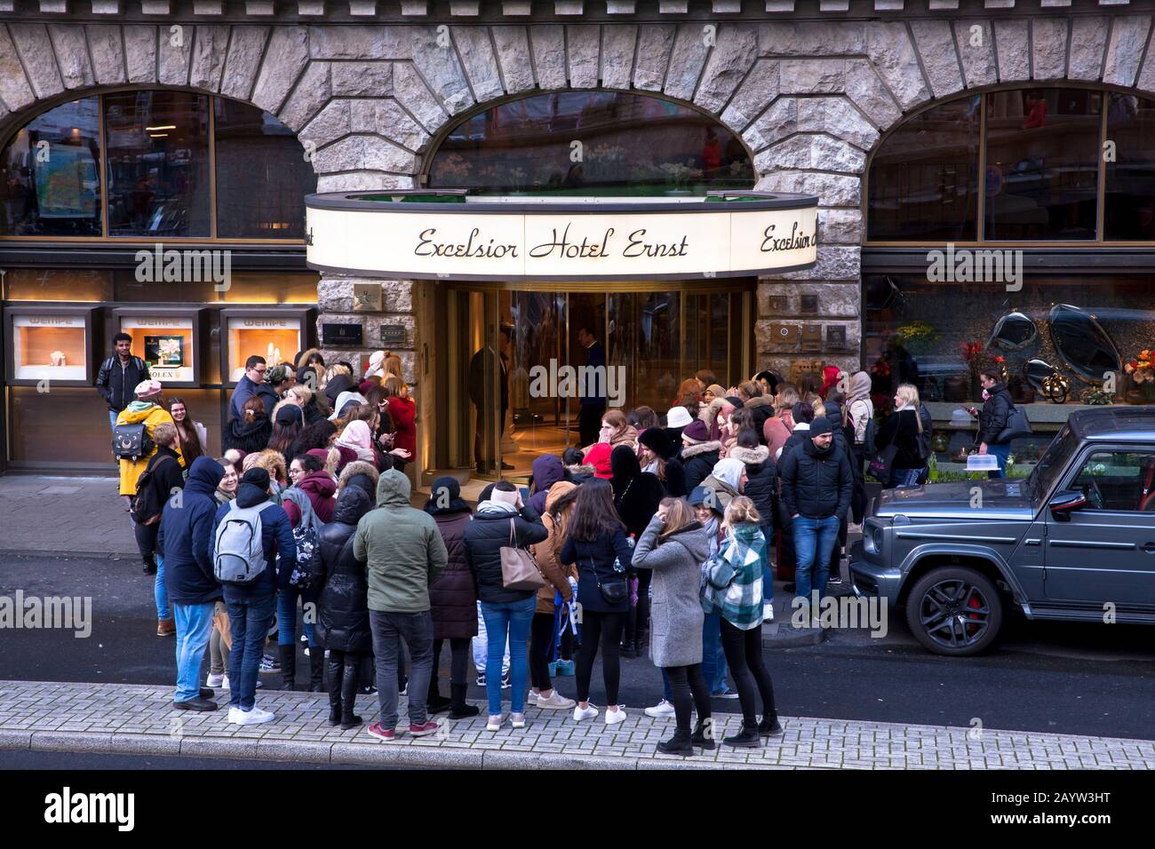 fans of the band Jonas Brothers wait in front of the Excelsior Hotel Ernst, Cologne, Germany  Fans der Band Jonas Brothers warten vor dem Excelsior Ho Stock Photo