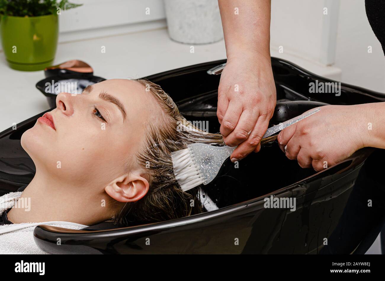 Woman salon foil hi-res stock photography and images - Alamy