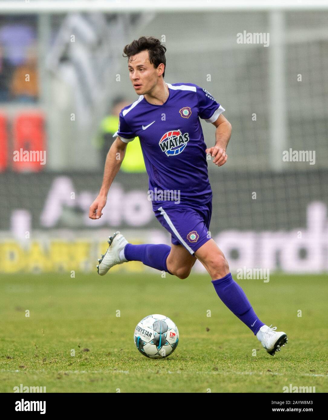 Aue, Germany. 16th Feb, 2020. Football: 2nd Bundesliga, FC Erzgebirge Aue - Holstein Kiel, 22nd matchday, at the Sparkassen-Erzgebirgsstadion. Aues Clemens Fandrich plays the ball. Credit: Robert Michael/dpa-Zentralbild/dpa - IMPORTANT NOTE: In accordance with the regulations of the DFL Deutsche Fußball Liga and the DFB Deutscher Fußball-Bund, it is prohibited to exploit or have exploited in the stadium and/or from the game taken photographs in the form of sequence images and/or video-like photo series./dpa/Alamy Live News Stock Photo