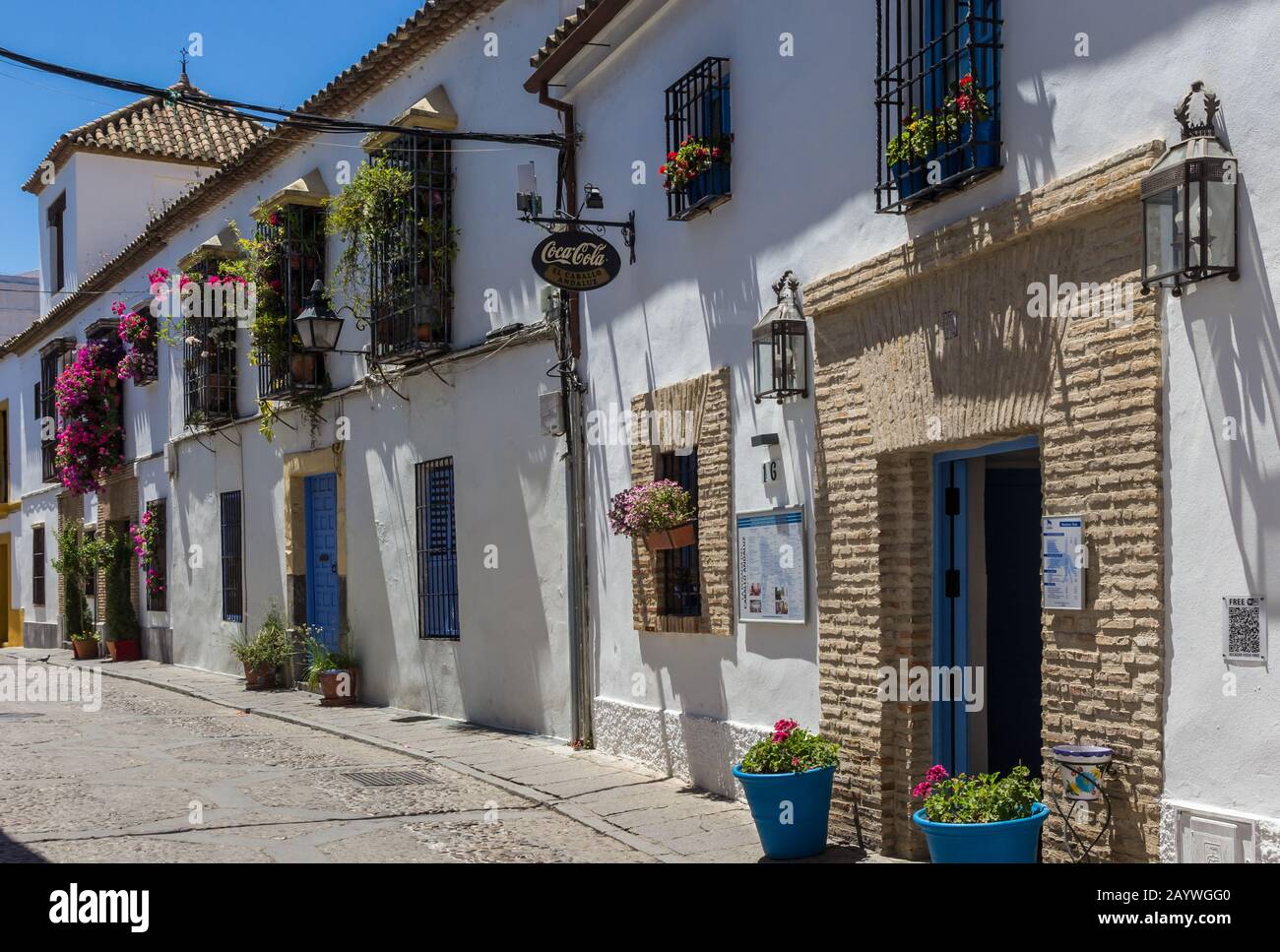 Spanish whitewashed houses hi-res stock photography and images - Alamy