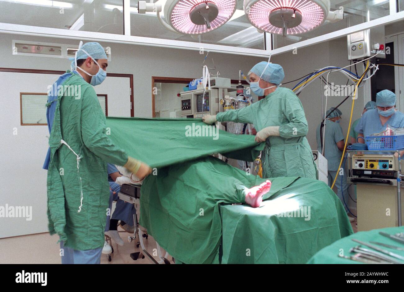 applying sterile drape sheets prior to surgery Stock Photo