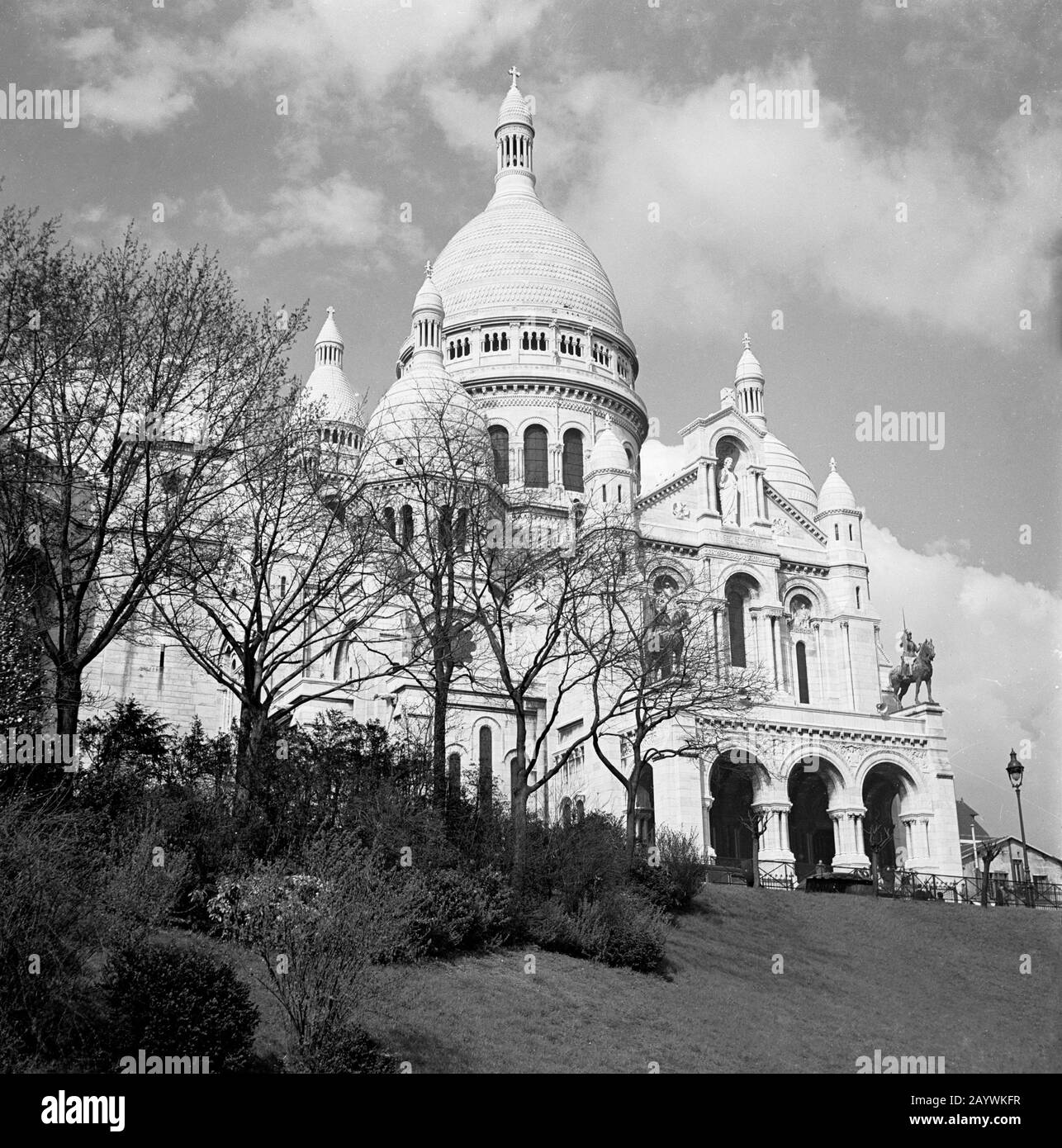 1950s, historical view of the parisian landmark of Sacre-Coeur, Paris, France, a domed roman catholic church, consecrated in 1919 and one of the most inconic monuments in the French city, which sits on a hilly peak in the district of Montmartre. Stock Photo
