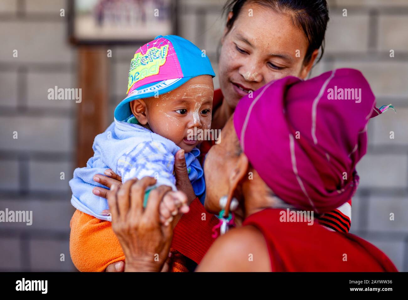 Family Members From The Kayah Ethnic Group, Hta Nee La Leh Village, Loikaw, Kayah State, Myanmar. Stock Photo