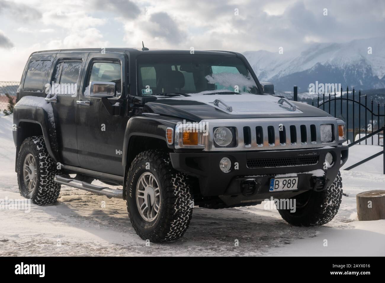 Hummer H3 in the snow Stock Photo - Alamy