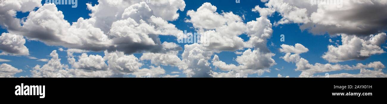 Nuages Au Sud De Windoek Namibie Periode Des Pluies Stock Photo Alamy
