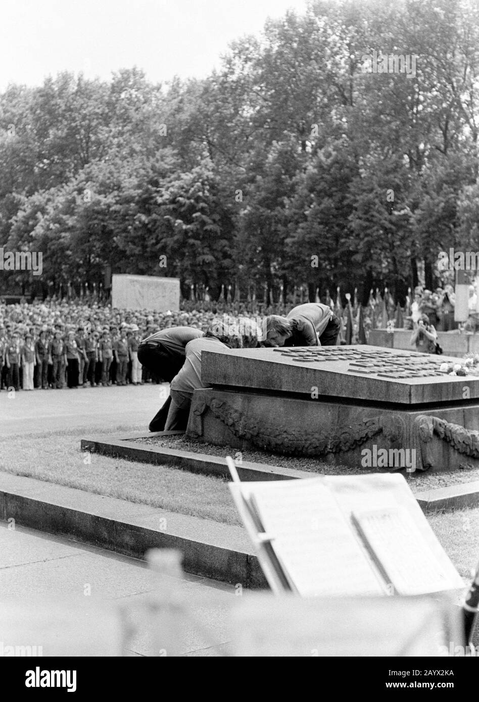 01 January 1979, Brandenburg, Berlin: Laying of a wreath - At the Soviet memorial in Treptower Park, honorary banners of the FDJ are handed over. In 1979, young people and students from the entire GDR gathered in East Berlin for the Pentecost Meeting of Youth. Exact date of recording not known. Photo: Volkmar Heinz/dpa-Zentralbild/ZB Stock Photo