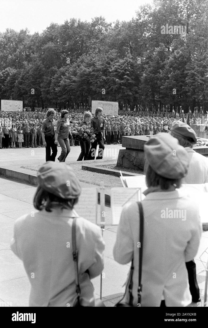 01 January 1979, Brandenburg, Berlin: Laying of a wreath - At the Soviet memorial in Treptower Park, honorary banners are handed over to the FDJ. In 1979, young people and students from the entire GDR gathered in East Berlin for the Pentecost Meeting of Youth. Exact date of recording not known. Photo: Volkmar Heinz/dpa-Zentralbild/ZB Stock Photo