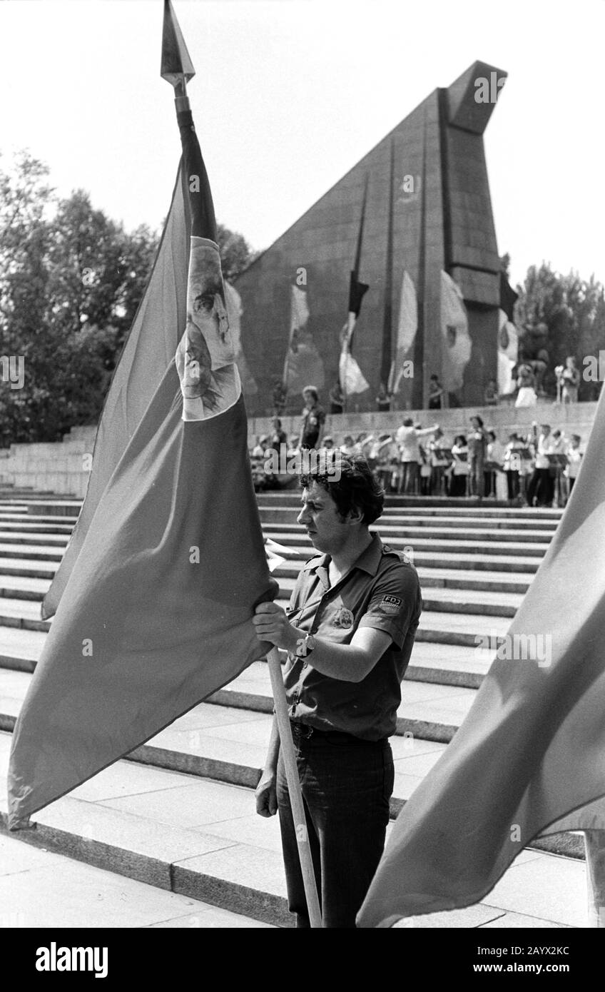 01 January 1979, Brandenburg, Berlin: At the Soviet memorial in Treptower Park, honorary banners are handed over to the FDJ. In 1979, young people and students from the entire GDR gathered in East Berlin for the Pentecost Meeting of Youth. Exact date of recording not known. Photo: Volkmar Heinz/dpa-Zentralbild/ZB Stock Photo