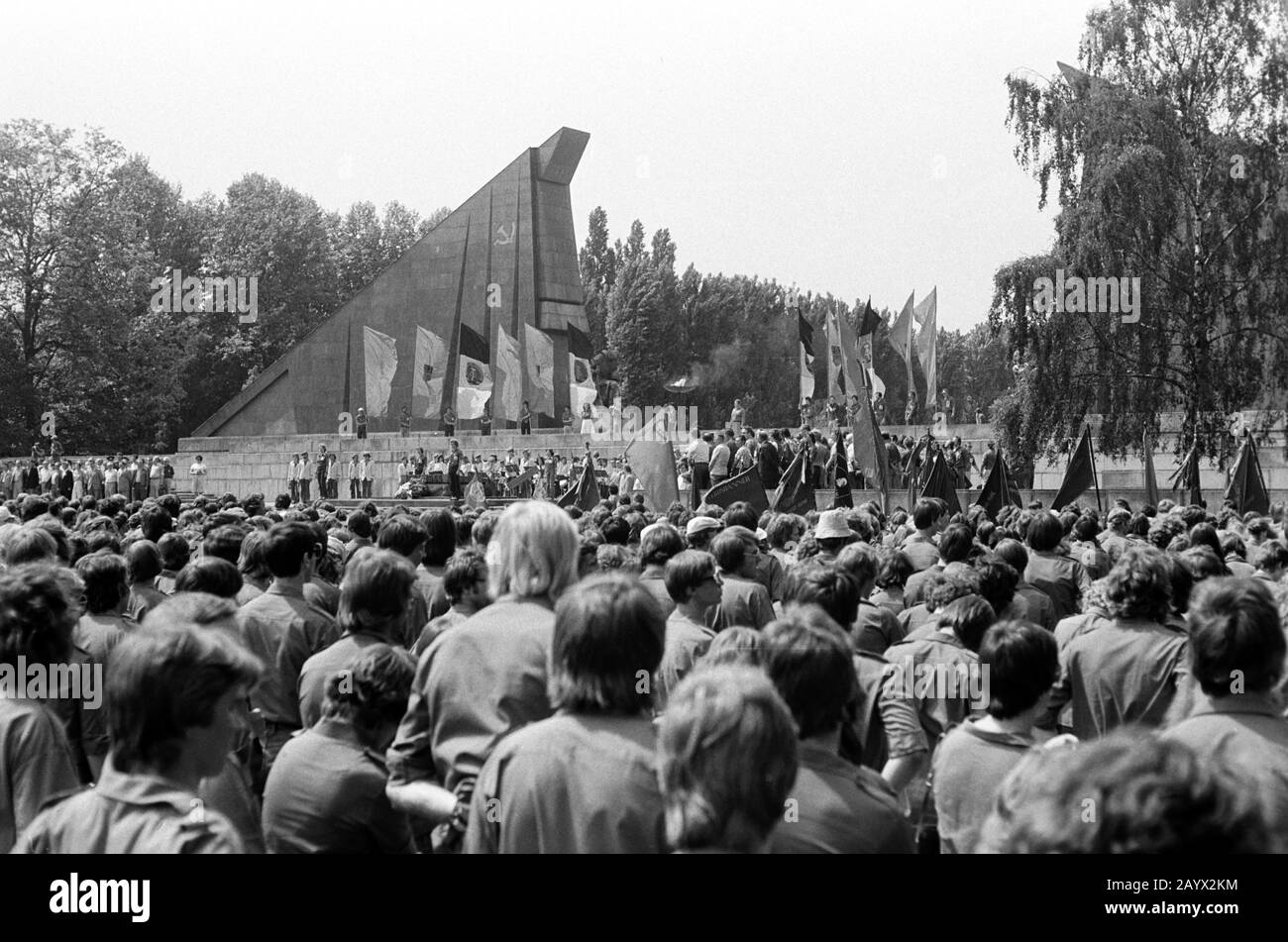 01 January 1979, Brandenburg, Berlin: At the Soviet memorial in Treptower Park, honorary banners are handed over to the FDJ. In 1979, young people and students from the entire GDR gathered in East Berlin for the Pentecost Meeting of Youth. Exact date of recording not known. Photo: Volkmar Heinz/dpa-Zentralbild/ZB Stock Photo