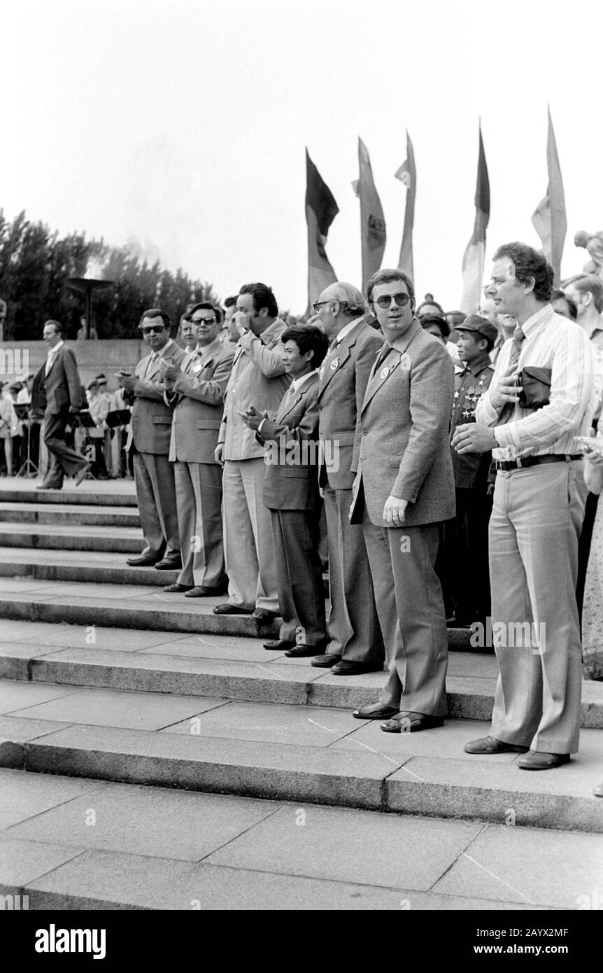 01 January 1979, Brandenburg, Berlin: At the Soviet memorial in Treptower Park, honorary banners are handed over to the FDJ. In 1979, young people and students from the entire GDR gathered in East Berlin for the Pentecost Meeting of Youth. Some members of the district leadership of the SED with the 1st secretary Horst Schumann (3rd from right), co-founder of the FDJ in Leipzig, go to the event. Dietmar Keller (SED-BL Leipzig, right) and Matthias Dietrich, 1st Secretary of the FDJ-BL Leipzig (2nd from right). Exact date of recording not known. Photo: Volkmar Heinz/dpa-Zentralbild/ZB Stock Photo