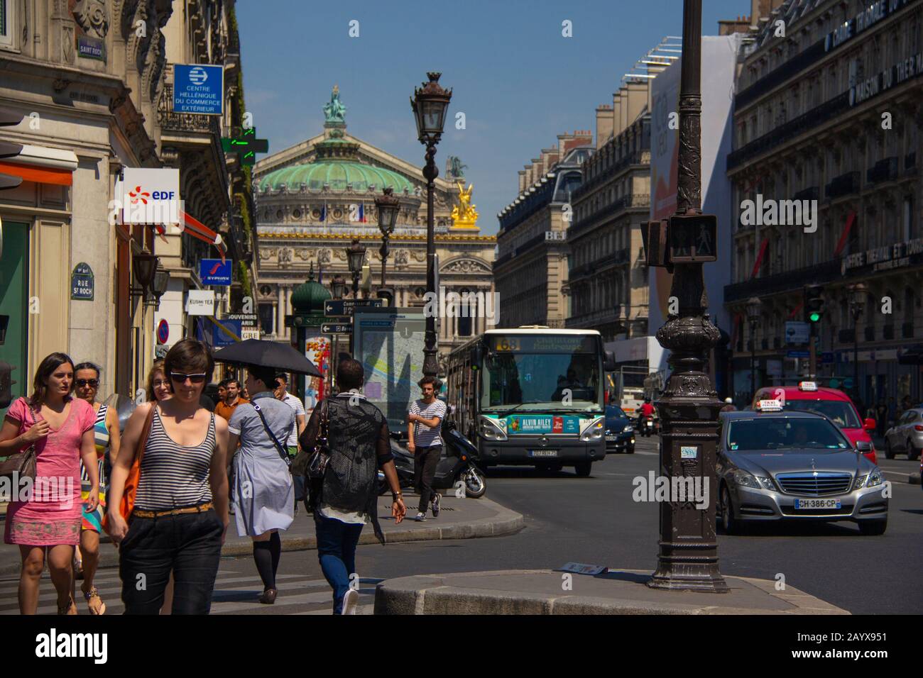 Shoppers on l’Avenue de l’Opera, Paris Stock Photo