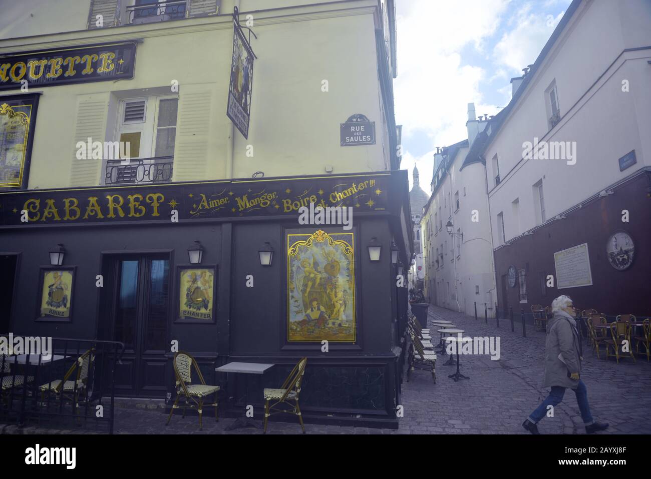 View of a cafe and cobbled lane in Paris, pasakdek Stock Photo