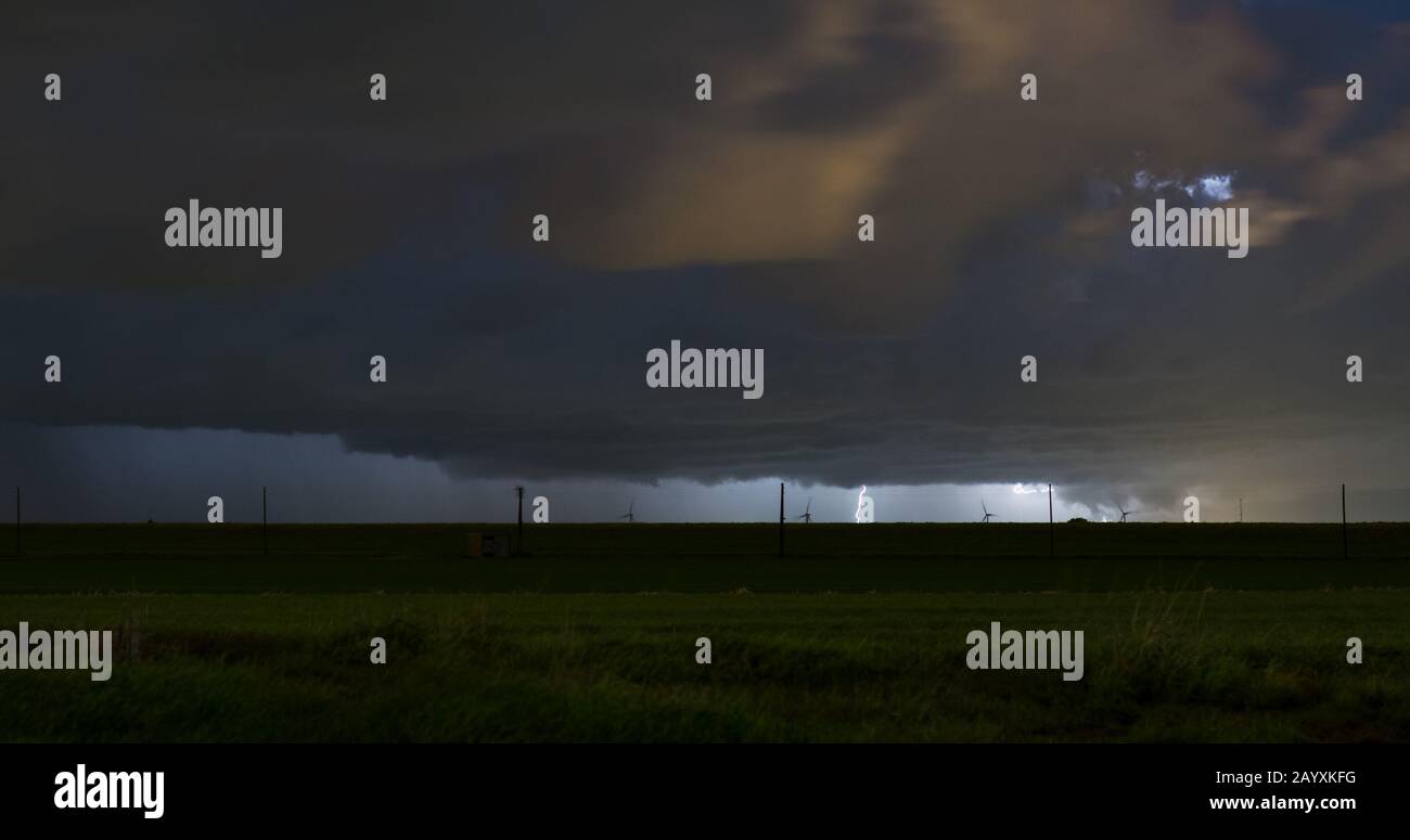 Ground to cloud lightning hi-res stock photography and images - Alamy