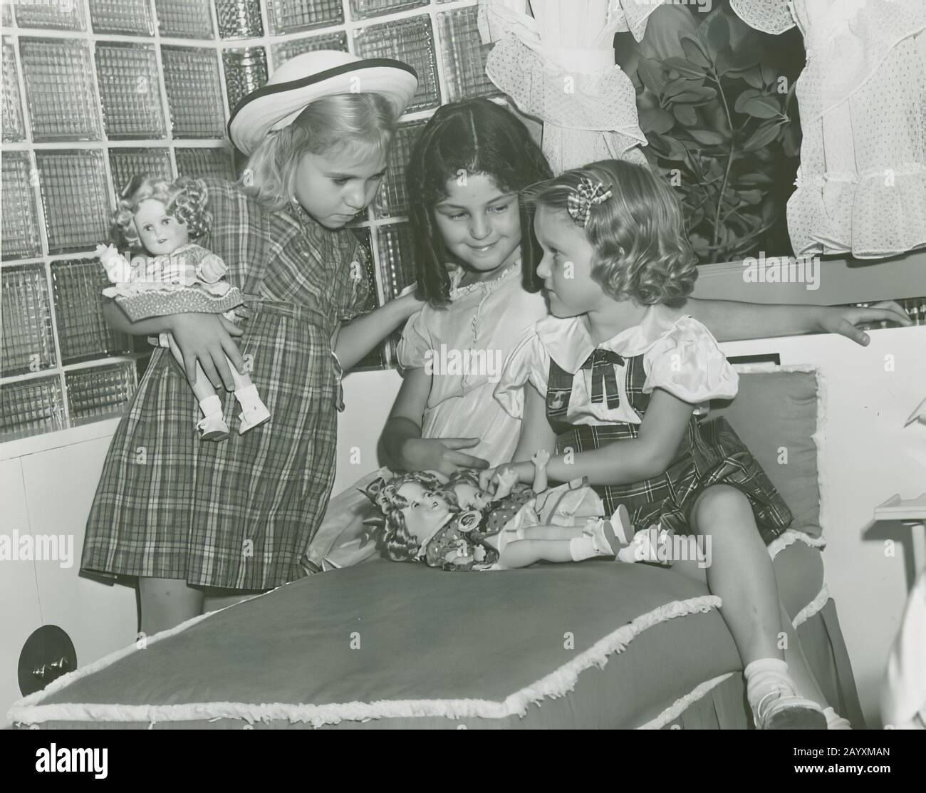 Girls playing with dolls hi-res stock photography and images - Alamy