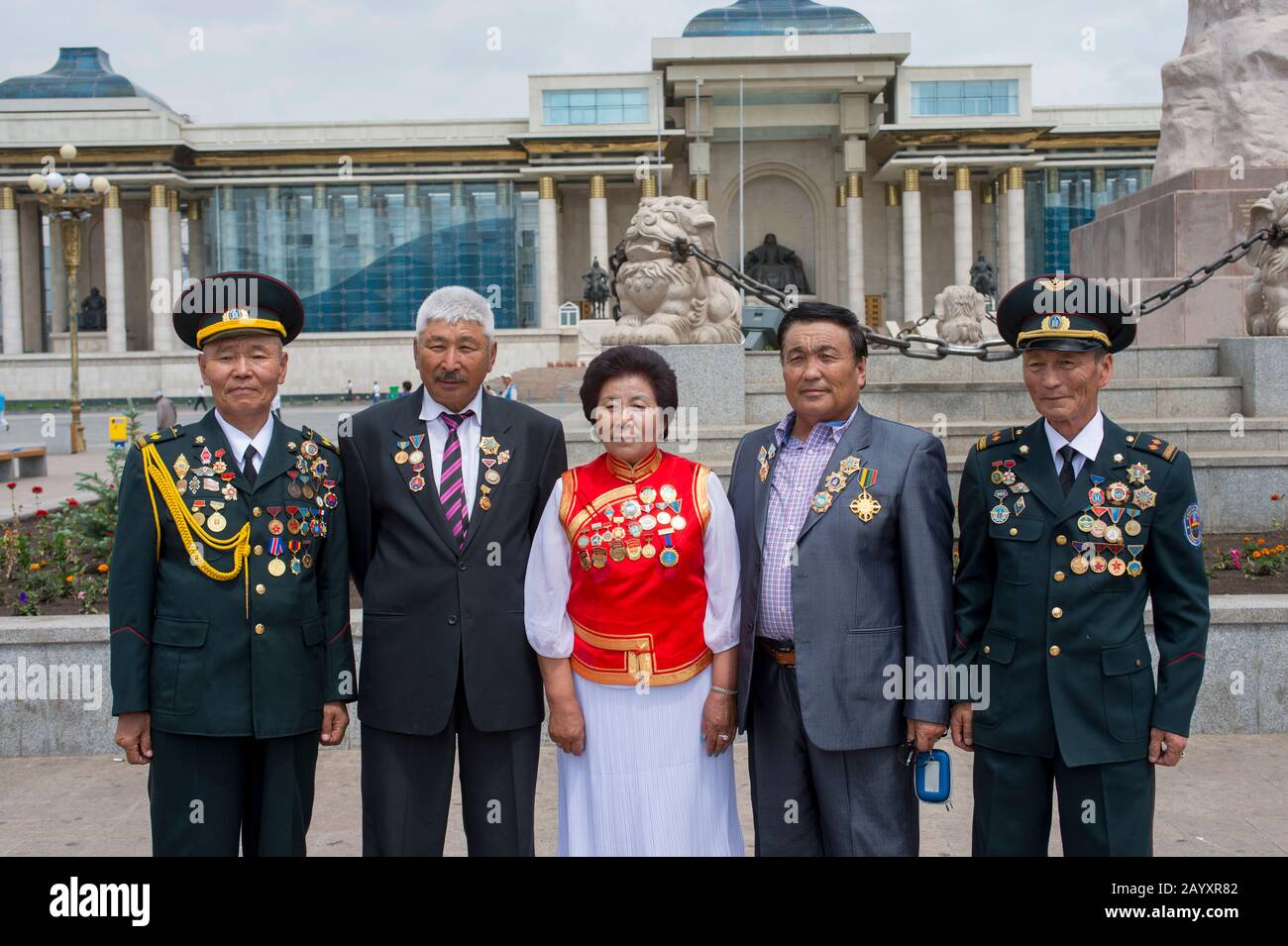 Hombre con uniforme militar con medallas, Plaza Sükhbaatar, Ulaanbaatar,  Mongolia Fotografía de stock - Alamy