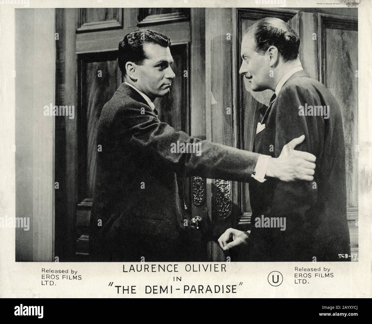 LAURENCE OLIVIER and GUY MIDDLETON in THE DEMI - PARADISE 1943 director ANTHONY ASQUITH writer /  producer ANATOLE DE GRUNWALD Two Cities Films / General Film Distributors (GFD) Stock Photo