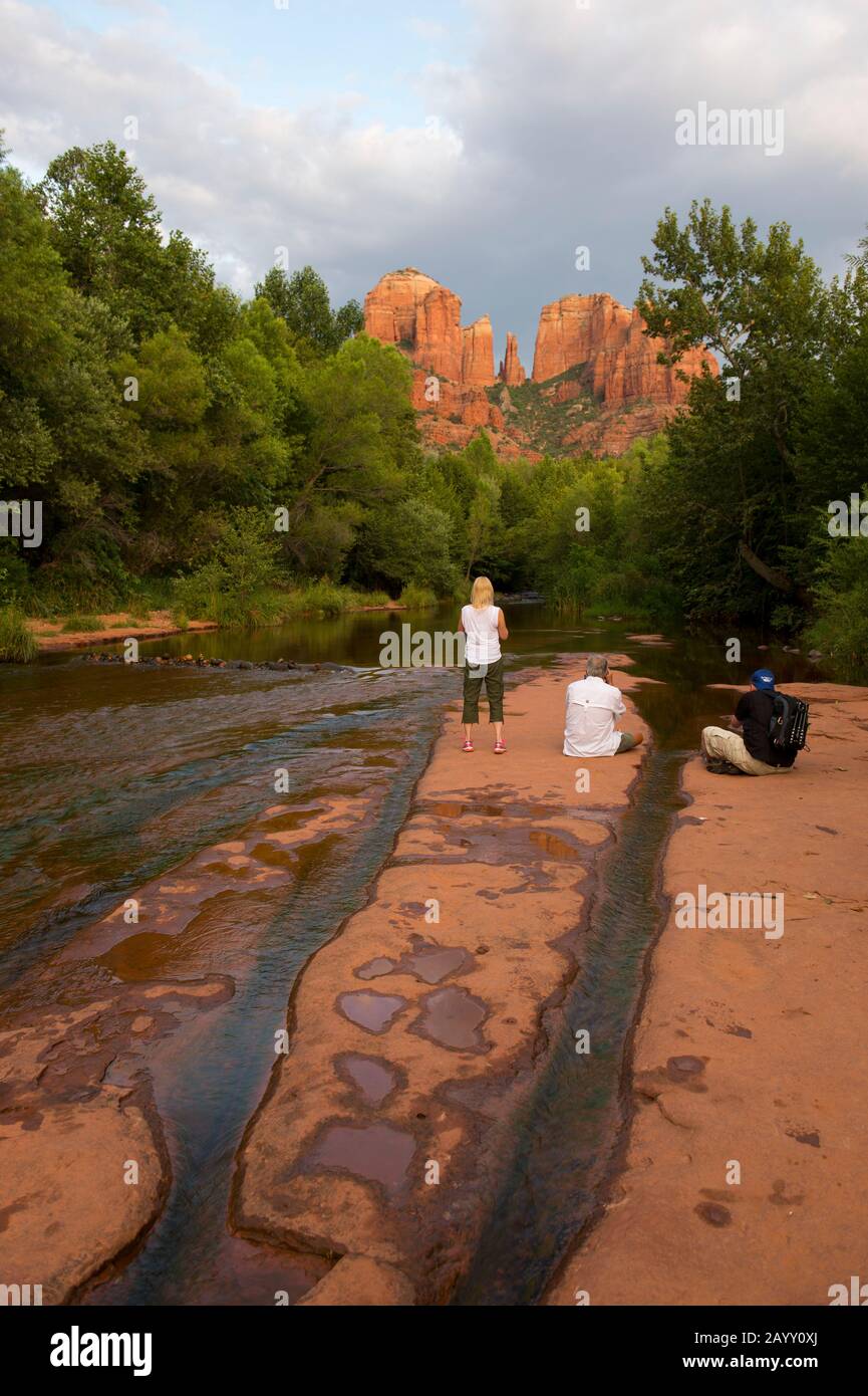 Photography class taking photos of Cathedral Rock from Red Rock Crossing in Sedona, Arizona, USA. Stock Photo