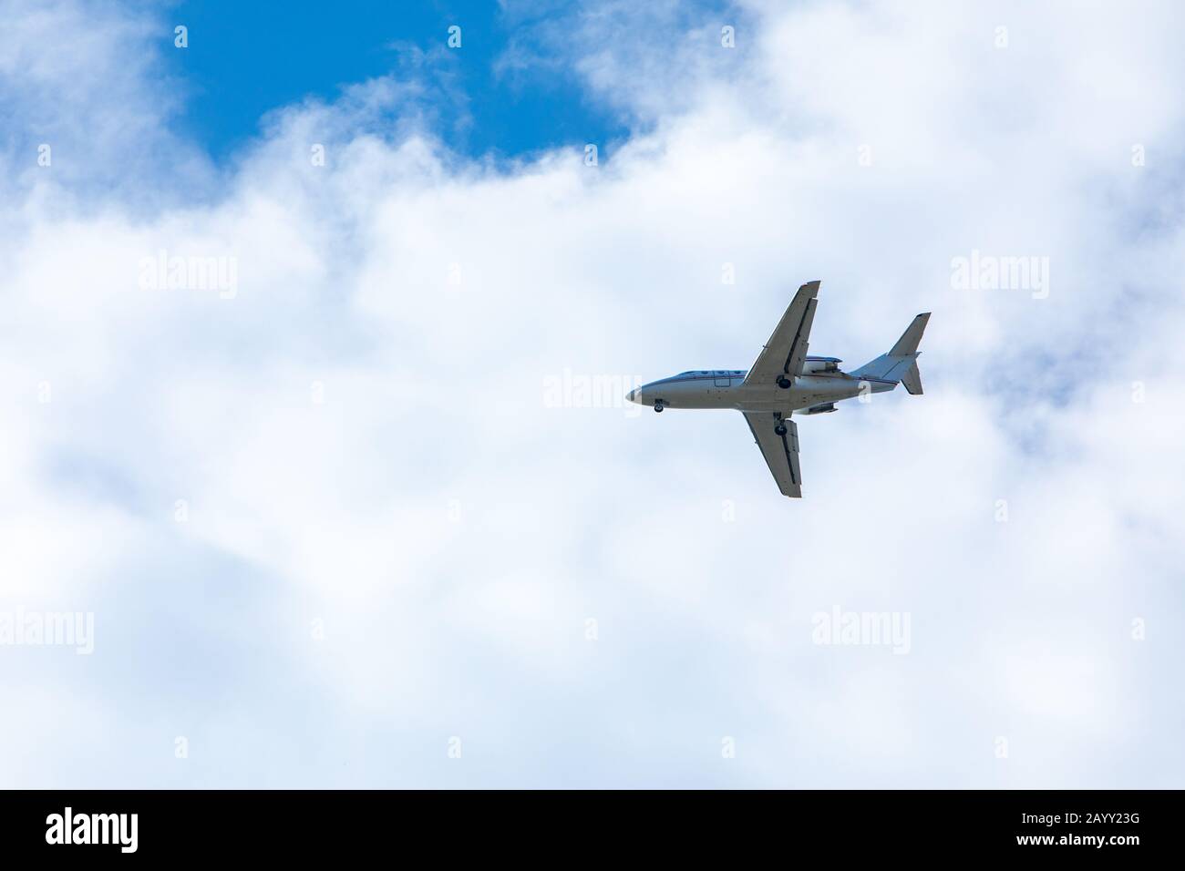 Airplane take off in slow hi-res stock photography and images - Alamy