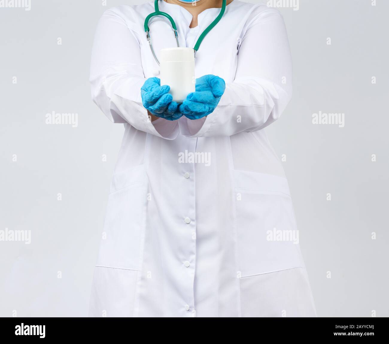 Woman wearing lab coat holds hi-res stock photography and images - Alamy