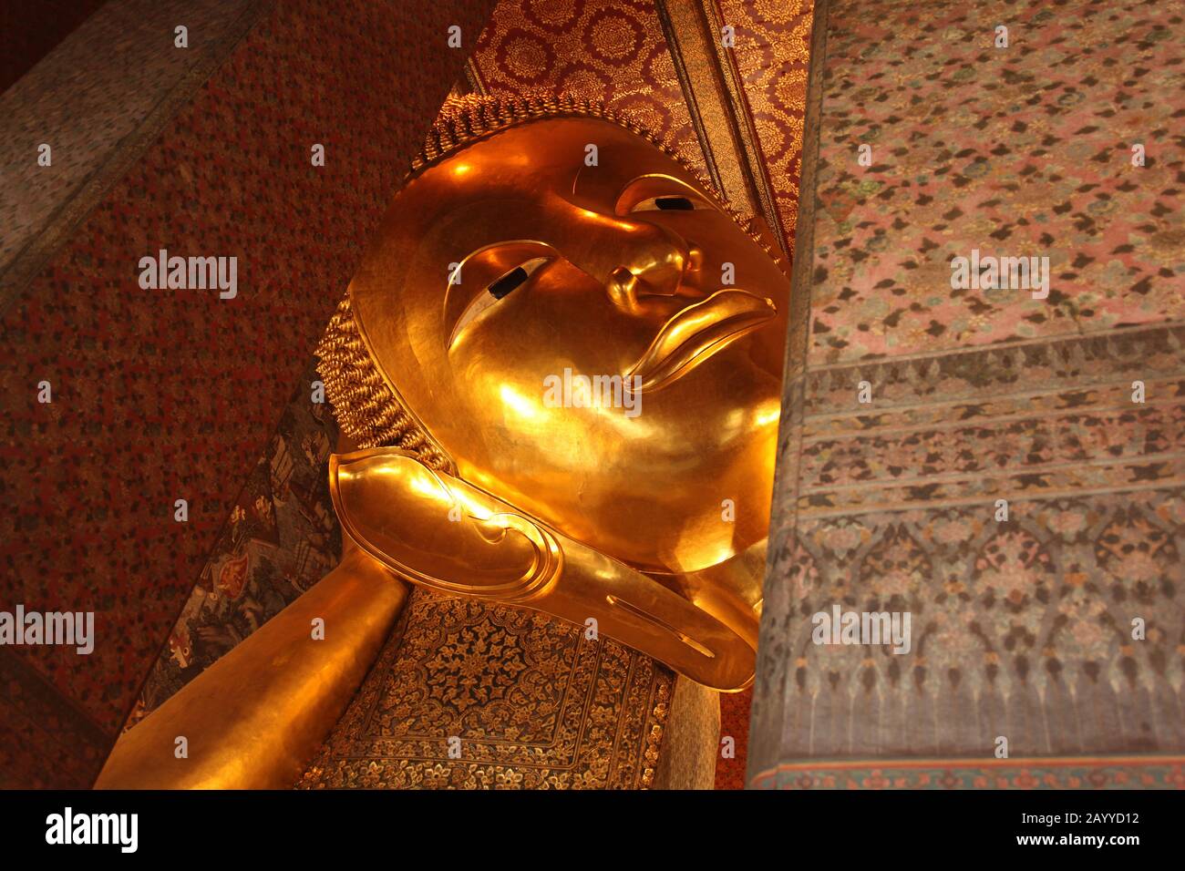 Gold statue of lying buddha thailand hi-res stock photography and ...