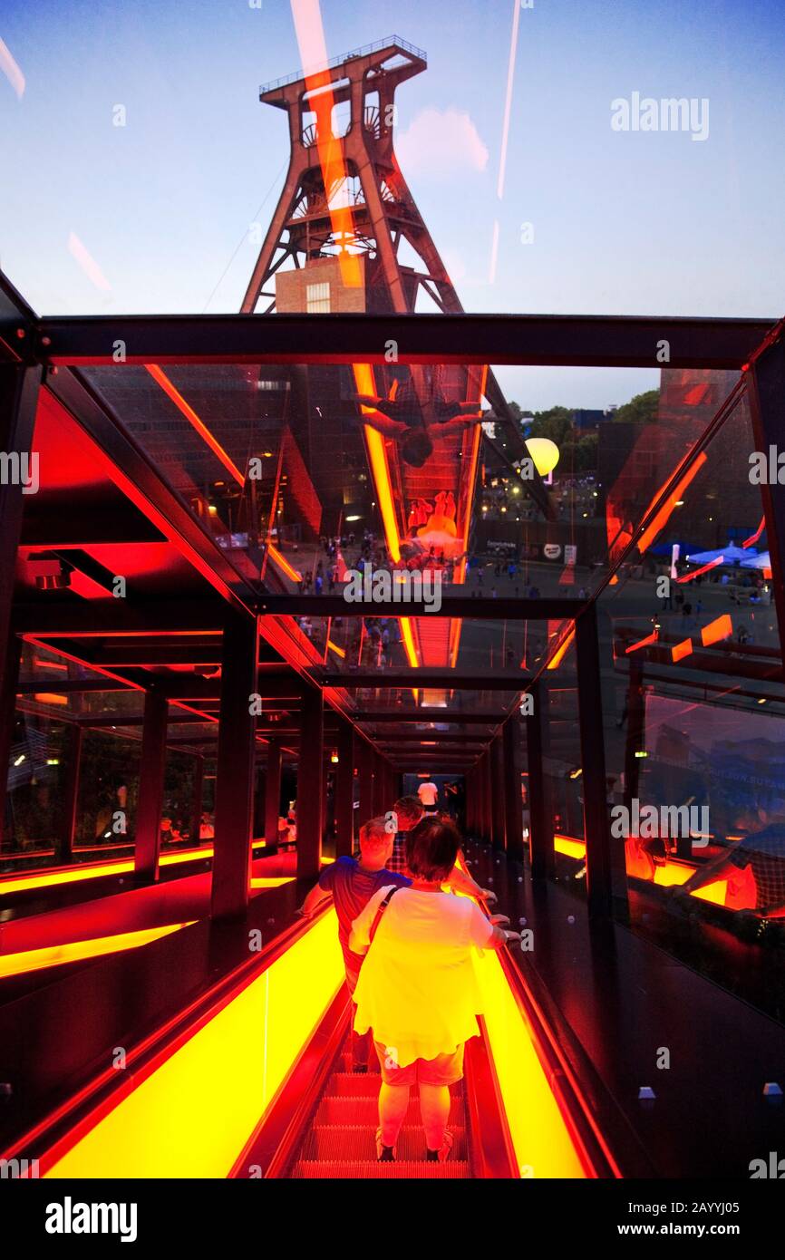 illuminated gangway and headgear of Schacht XII of Zollverein Coal Mine Industrial Complex in the evening, Germany, North Rhine-Westphalia, Ruhr Area, Essen Stock Photo