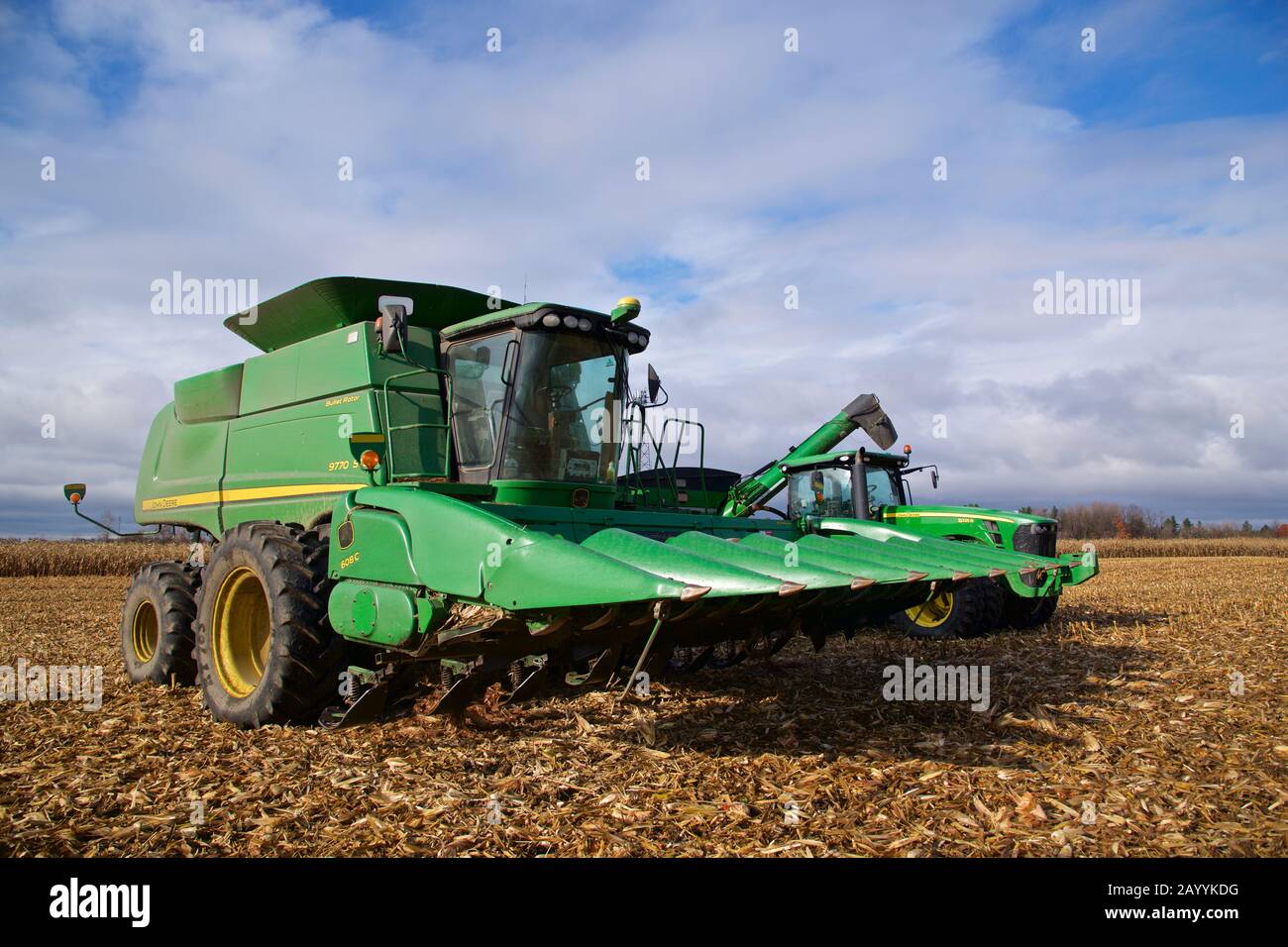 Harvester machine on field hi-res stock photography and images - Alamy