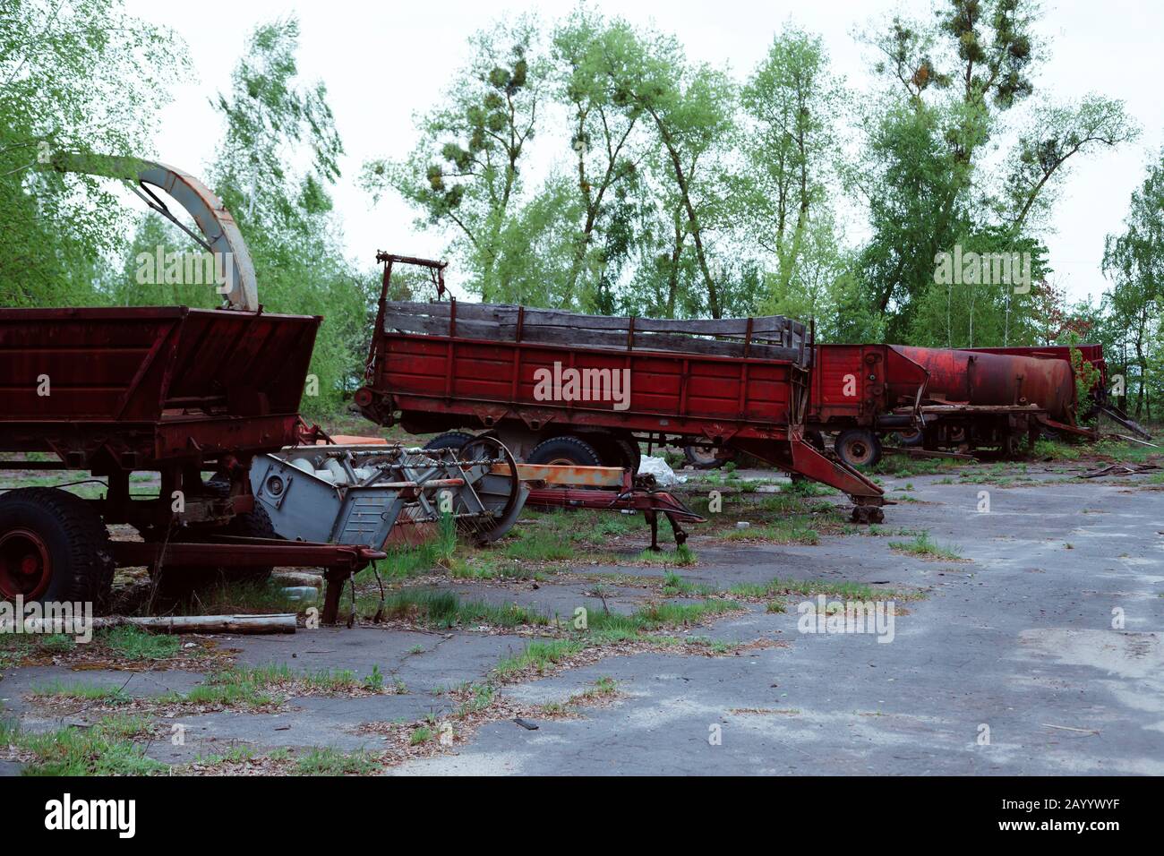 Scrap Farm Old abandoned tractors other hi-res stock photography and images - Alamy