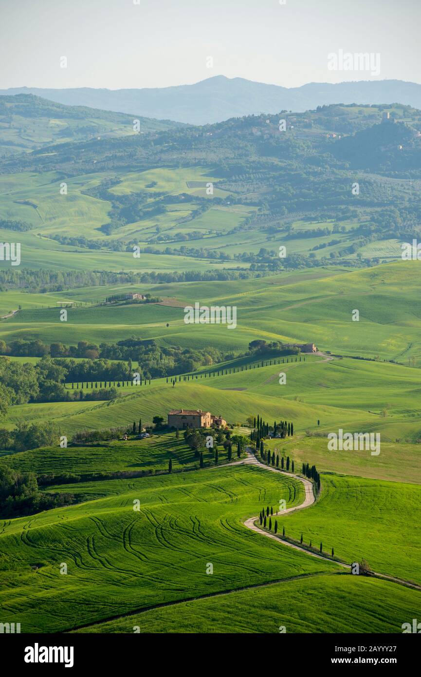 view-of-the-val-d-orcia-near-pienza-in-tuscany-italy-with-italian
