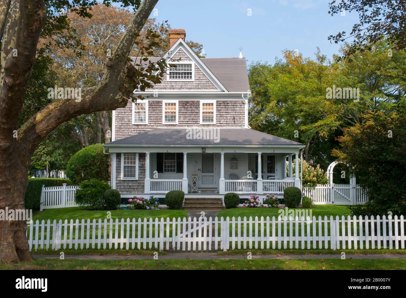 View of a local house and garden in Edgartown on Martha’s Vineyard, Massachusetts, USA. Stock Photo