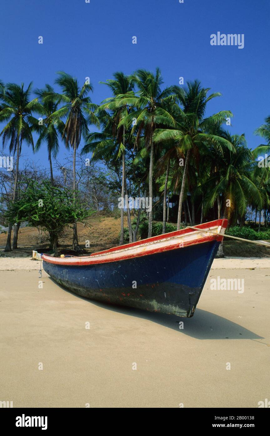 A fishingboat on a white sand beach on Contadora Island in the Las Perlas Islands in the Pacific Ocean of Panama. Stock Photo