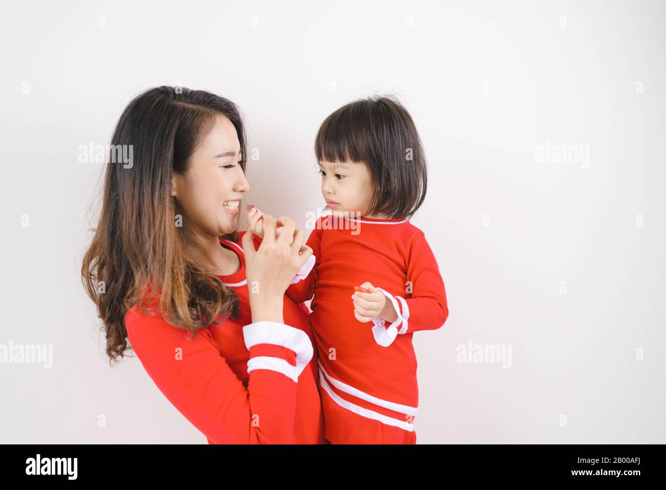 Asian mom hi-res stock photography and images - Page 12 - Alamy