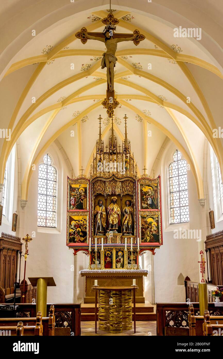 Interior, choir with carved winged altar by the gothic sculptor Meister von Rabenden, late gothic church St. Jakobus der Aeltere, Rabenden Stock Photo