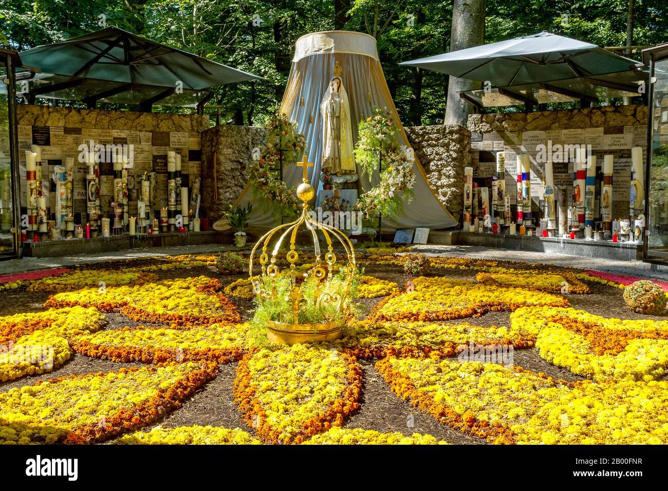 Statue of mary flowers hi-res stock photography and images - Alamy