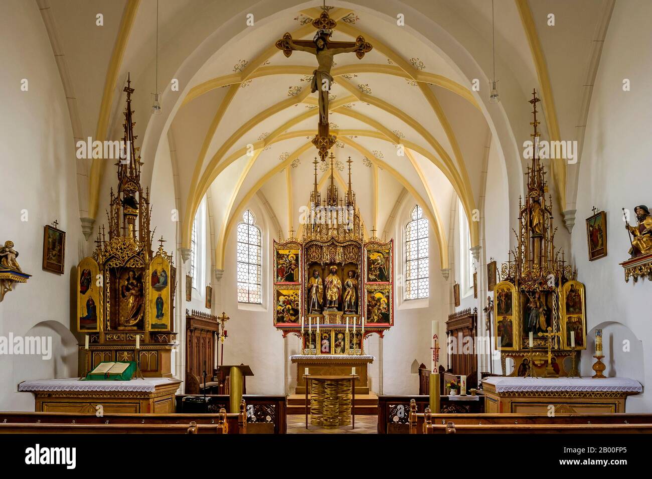 Interior, choir with main altar and side altars by the gothic sculptor Meister von Rabenden, late gothic church St. Jakobus der Aeltere, Rabenden Stock Photo