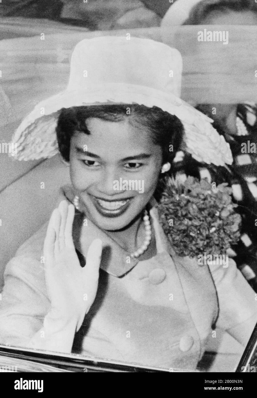 Thailand: Queen Sirikit during a parade in New York City, July 1960.  Somdet Phra Nang Chao Sirikit Phra Borommarachininat  (‘Her Majesty Queen Regent Sirikit’), born Mom Rajawongse Sirikit Kitiyakara on August 12, 1932, is the queen consort of Bhumibol Adulyadej (Rama IX), King of Thailand. She is the second Queen Regent of Thailand (the first Queen Regent was Queen Saovabha Bongsri of Siam, later Queen Sri Patcharindra, the queen mother). As the consort of the king who currently is the world's longest reigning head of state, she is also the world's longest serving consort of a monarch. Stock Photo