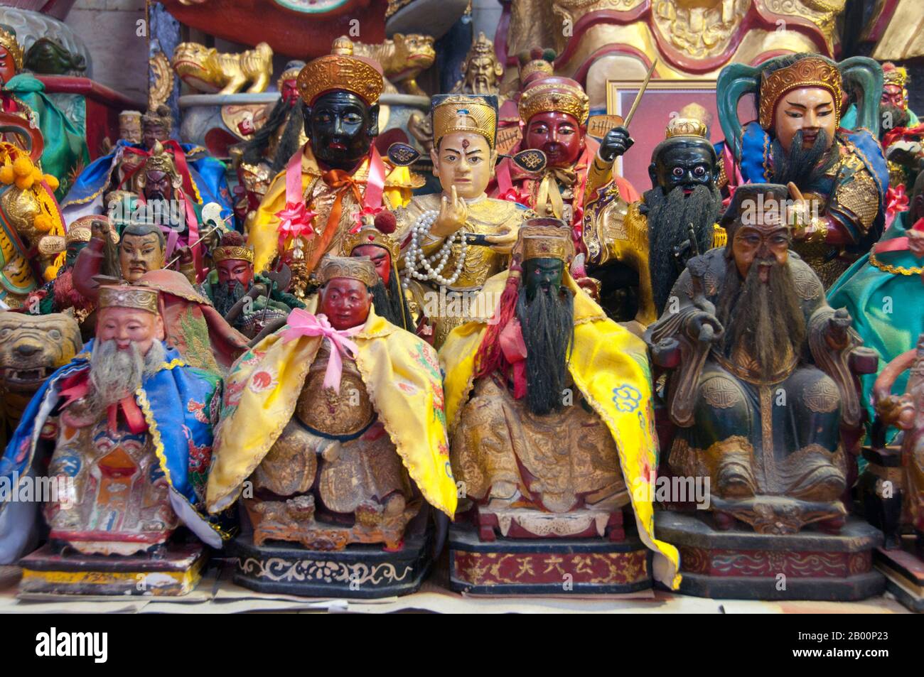 Chinese taoist temple altar gods hi-res stock photography and images ...