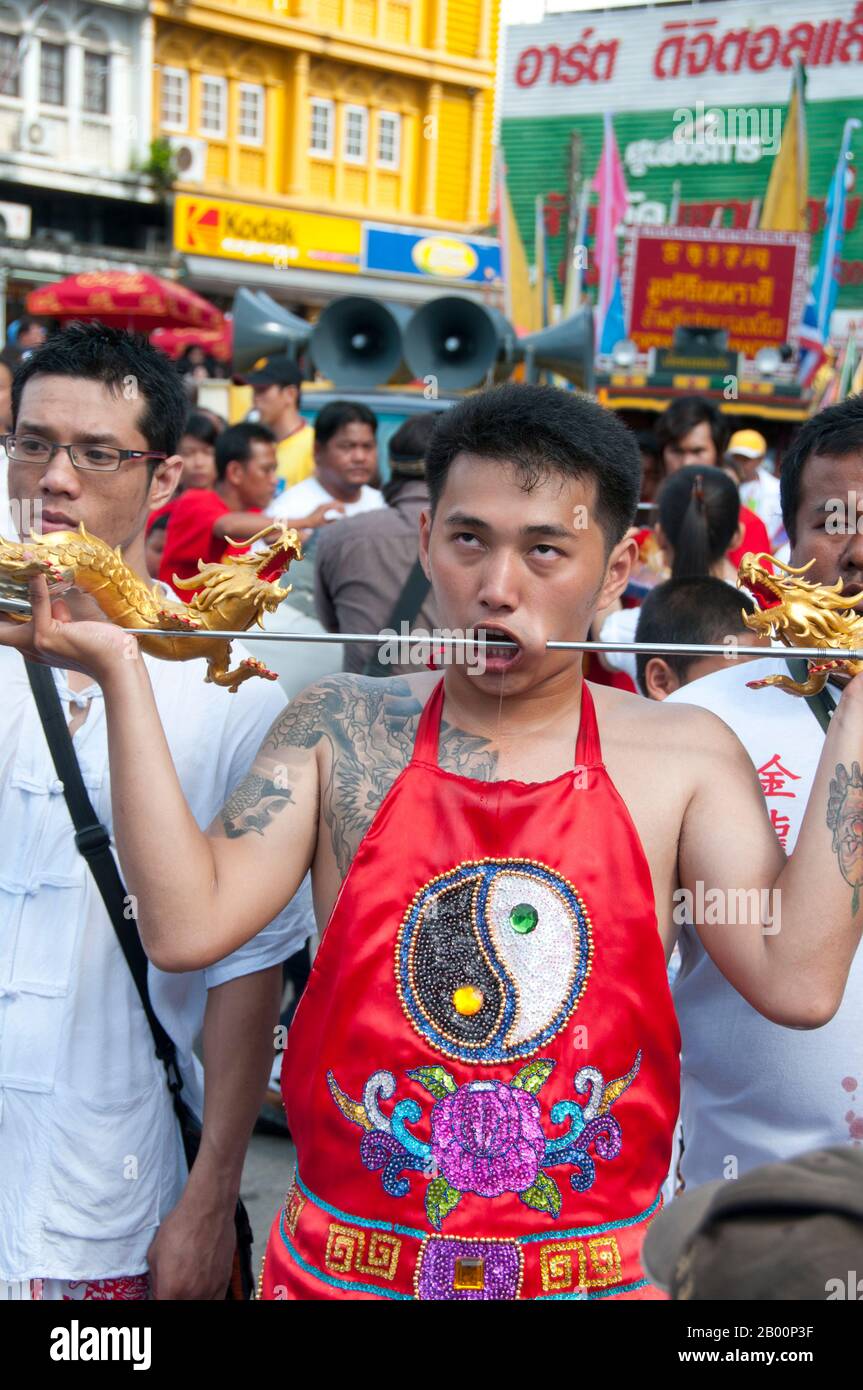 thailand-entranced-devotee-or-ma-song-takes-part-in-a-procession