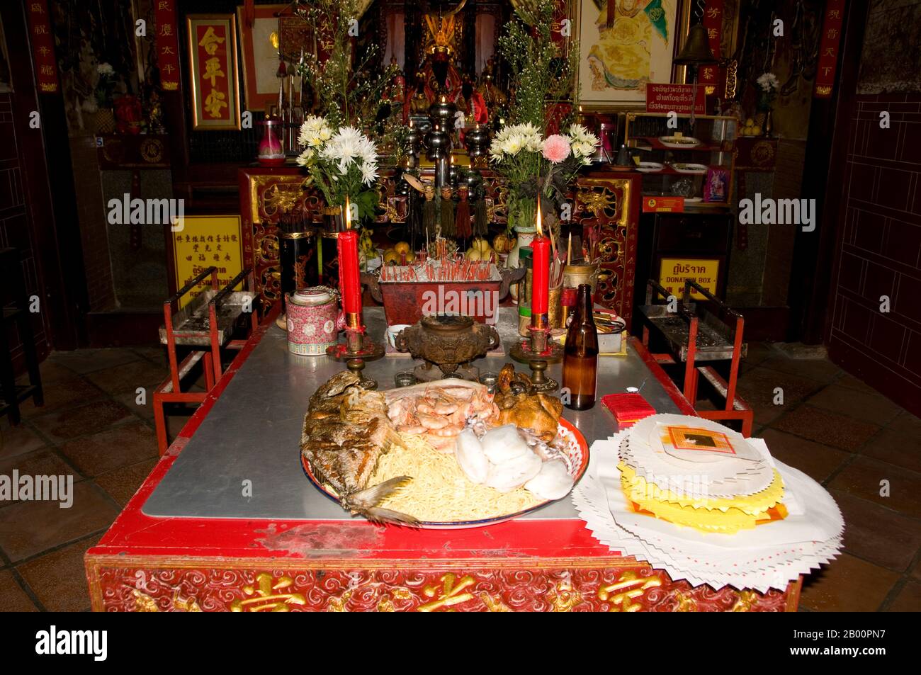 Altar in a chinese temple hi-res stock photography and images - Alamy