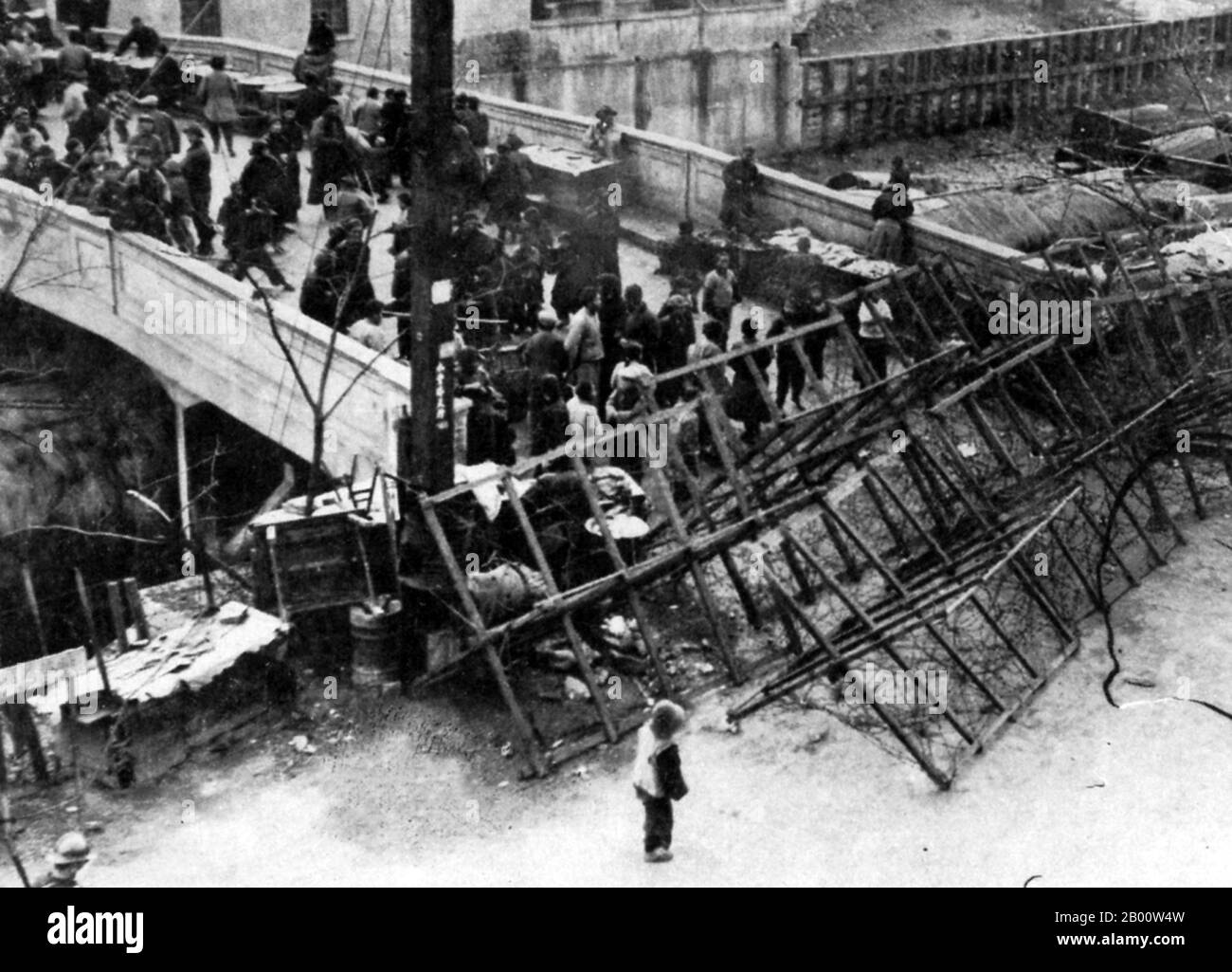 China: A barricade hastily erected by the British at the Shanghai  International Settlement during the Japanese invasion of Shanghai in 1937.  Following the Marco Polo Bridge Incident in July 1937, the Battle